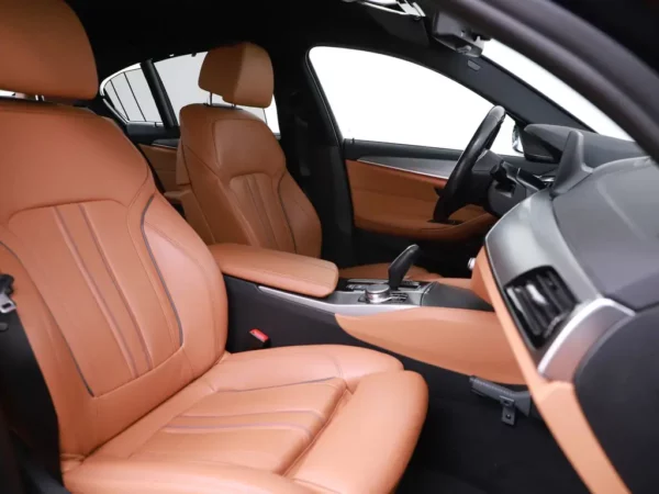 Photo 29 of 35 of WBAJA11000BH44952 BMW 5 Serie 520i Aut. High Executive 4-drs Sedan