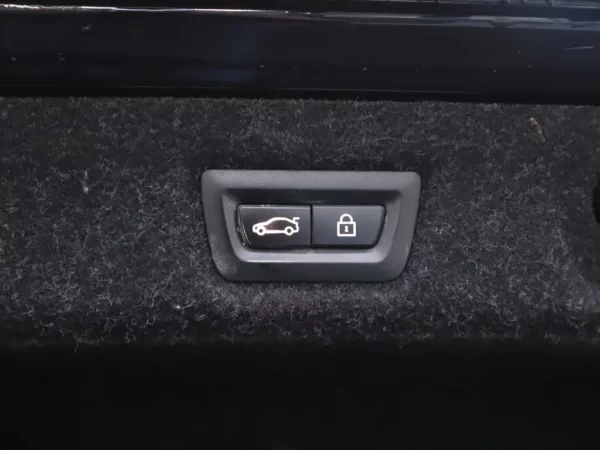 Photo 29 of 43 of WBAJB91010G463402 BMW 5 Serie M550i xDrive High Executive 4-drs Sedan