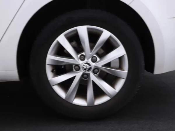 Photo 3 of 27 of TMBJP9NE6L0010741 Skoda Octavia Combi 1.0 TSI Business Edition