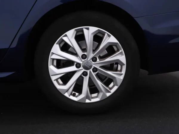 Photo 3 of 32 of WAUZZZF49LA006189 Audi A4 Avant 35 TFSI Launch Business