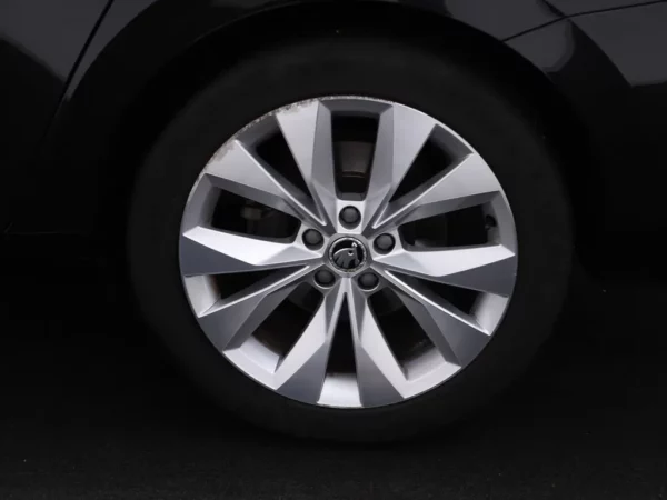 Photo 3 of 33 of TMBJN9NP9N7013019 Skoda Superb Combi 1.5 TSI ACT Business Edition Plus