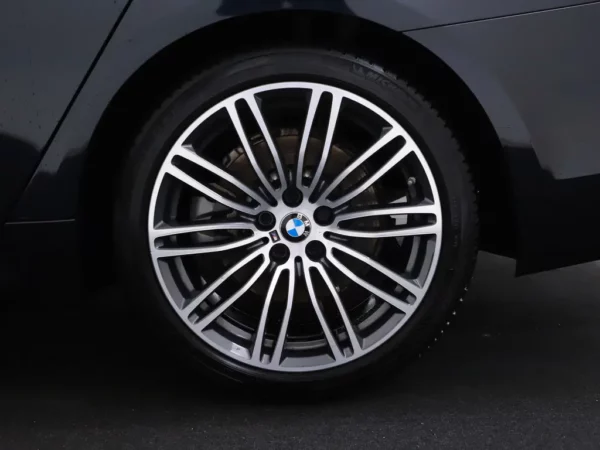 Photo 3 of 35 of WBAJA11000BH44952 BMW 5 Serie 520i Aut. High Executive 4-drs Sedan