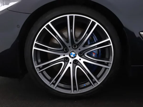 Photo 3 of 43 of WBAJB91010G463402 BMW 5 Serie M550i xDrive High Executive 4-drs Sedan