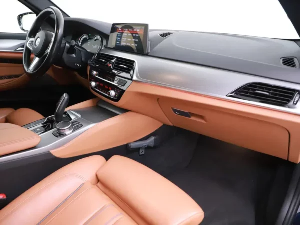 Photo 30 of 35 of WBAJA11000BH44952 BMW 5 Serie 520i Aut. High Executive 4-drs Sedan