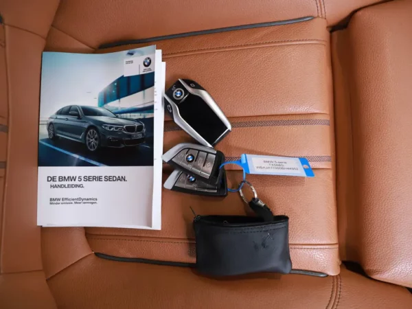 Photo 31 of 35 of WBAJA11000BH44952 BMW 5 Serie 520i Aut. High Executive 4-drs Sedan