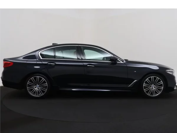 Photo 33 of 35 of WBAJA11000BH44952 BMW 5 Serie 520i Aut. High Executive 4-drs Sedan