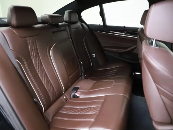 Photo 33 of 43 of WBAJB91010G463402 BMW 5 Serie M550i xDrive High Executive 4-drs Sedan