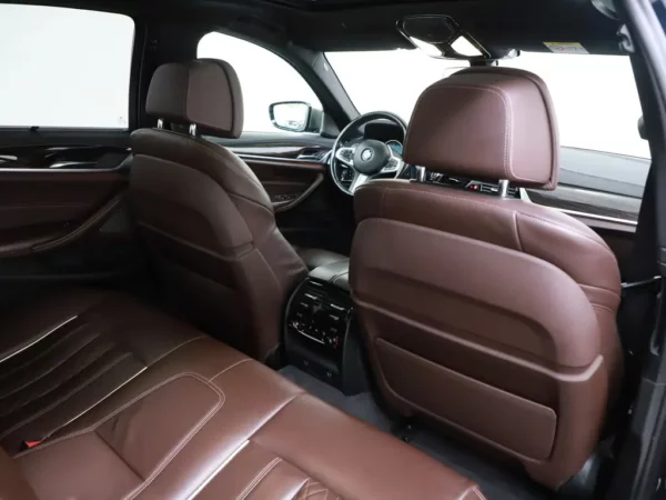 Photo 34 of 43 of WBAJB91010G463402 BMW 5 Serie M550i xDrive High Executive 4-drs Sedan