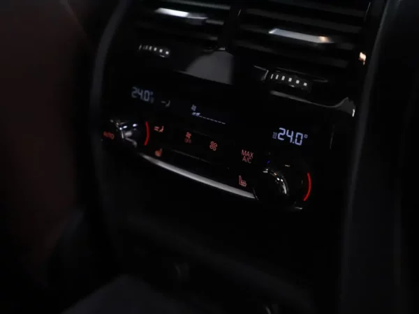 Photo 35 of 43 of WBAJB91010G463402 BMW 5 Serie M550i xDrive High Executive 4-drs Sedan