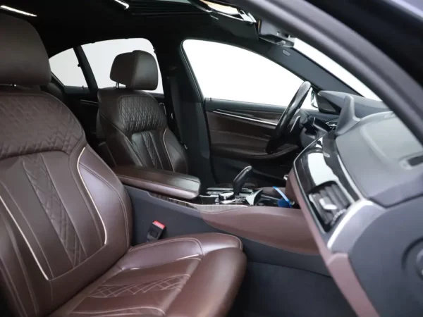 Photo 36 of 43 of WBAJB91010G463402 BMW 5 Serie M550i xDrive High Executive 4-drs Sedan