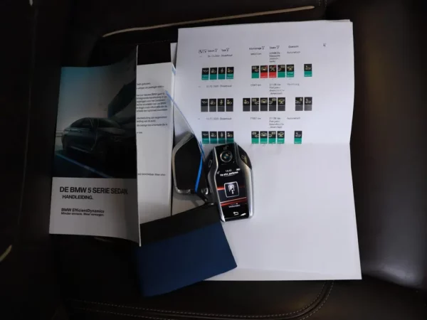 Photo 38 of 43 of WBAJB91010G463402 BMW 5 Serie M550i xDrive High Executive 4-drs Sedan