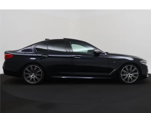 Photo 41 of 43 of WBAJB91010G463402 BMW 5 Serie M550i xDrive High Executive 4-drs Sedan