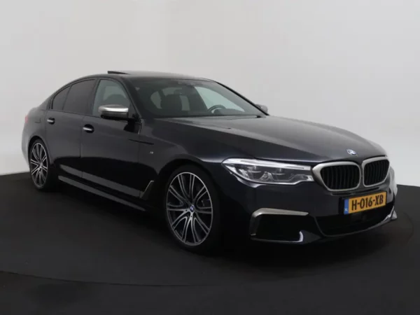 Photo 42 of 43 of WBAJB91010G463402 BMW 5 Serie M550i xDrive High Executive 4-drs Sedan