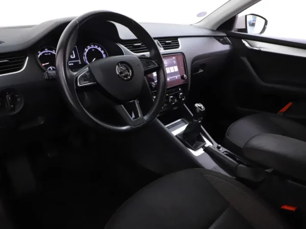 Photo 5 of 27 of TMBJP9NE6L0010741 Skoda Octavia Combi 1.0 TSI Business Edition