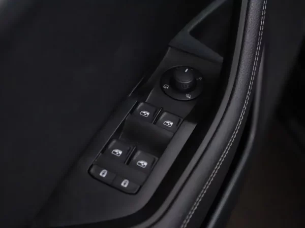 Photo 5 of 33 of TMBJN9NP9N7013019 Skoda Superb Combi 1.5 TSI ACT Business Edition Plus