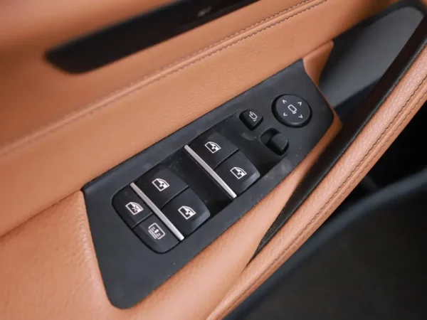 Photo 5 of 35 of WBAJA11000BH44952 BMW 5 Serie 520i Aut. High Executive 4-drs Sedan