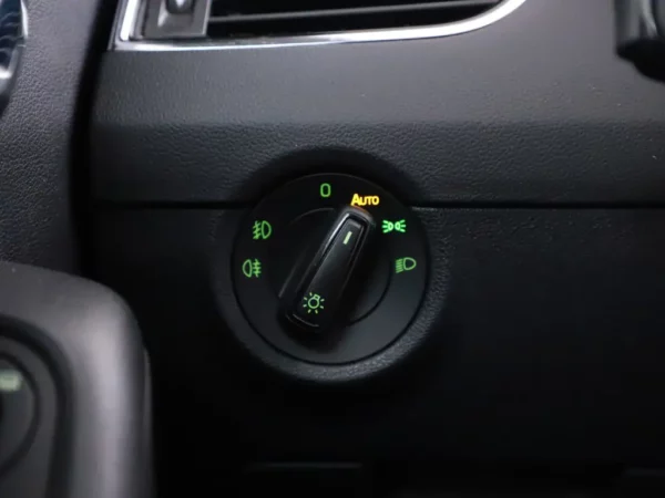 Photo 6 of 27 of TMBJP9NE6L0010741 Skoda Octavia Combi 1.0 TSI Business Edition