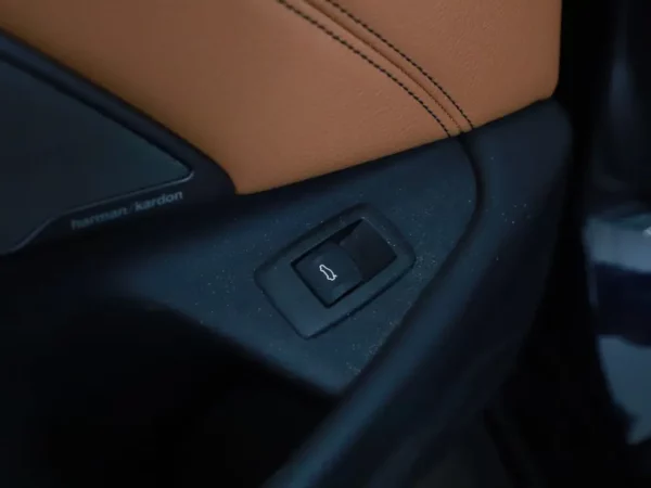 Photo 6 of 35 of WBAJA11000BH44952 BMW 5 Serie 520i Aut. High Executive 4-drs Sedan