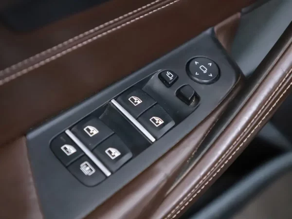 Photo 6 of 43 of WBAJB91010G463402 BMW 5 Serie M550i xDrive High Executive 4-drs Sedan