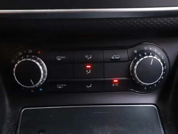 Photo 7 of 24 of WDD1760421J573183 Mercedes-Benz A-Klasse 180 Lease Edition Plus LED