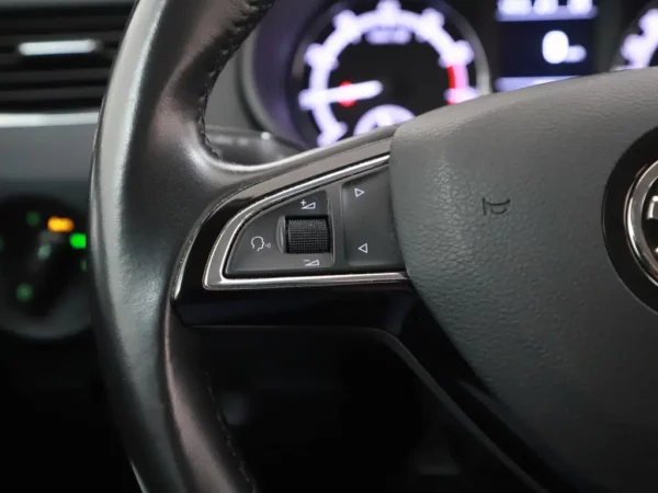 Photo 7 of 27 of TMBJP9NE6L0010741 Skoda Octavia Combi 1.0 TSI Business Edition