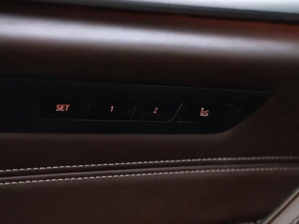 Photo 7 of 43 of WBAJB91010G463402 BMW 5 Serie M550i xDrive High Executive 4-drs Sedan