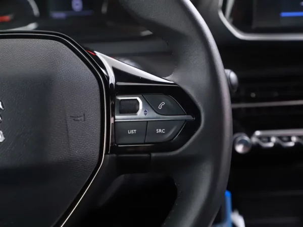 Photo 8 of 26 of VR3USHNKKPJ554293 Peugeot 2008 1.2 PureTech Active Pack Cruise