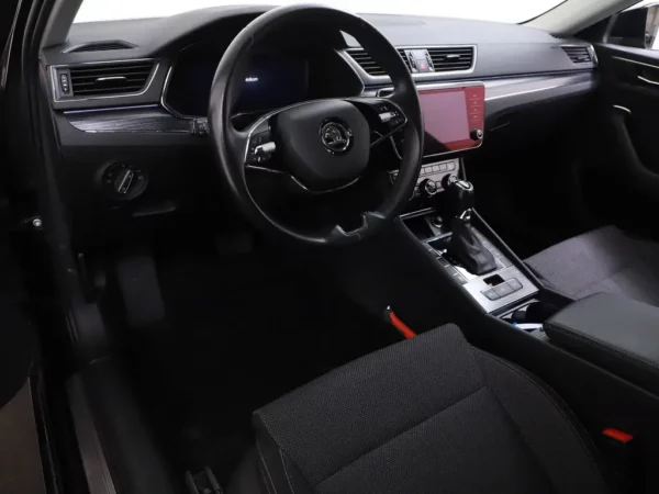 Photo 8 of 33 of TMBJN9NP9N7013019 Skoda Superb Combi 1.5 TSI ACT Business Edition Plus