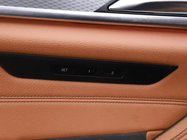 Photo 8 of 35 of WBAJA11000BH44952 BMW 5 Serie 520i Aut. High Executive 4-drs Sedan