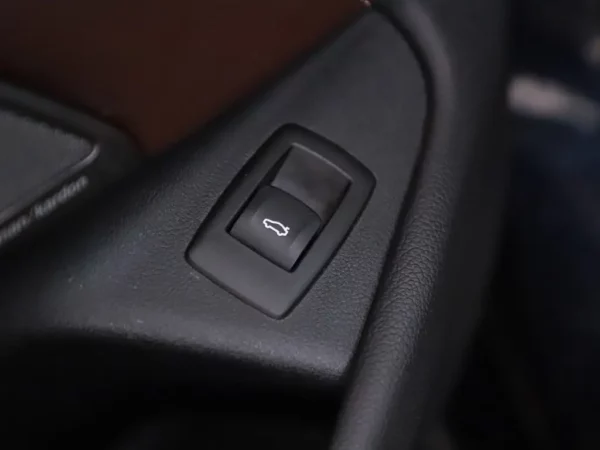 Photo 8 of 43 of WBAJB91010G463402 BMW 5 Serie M550i xDrive High Executive 4-drs Sedan