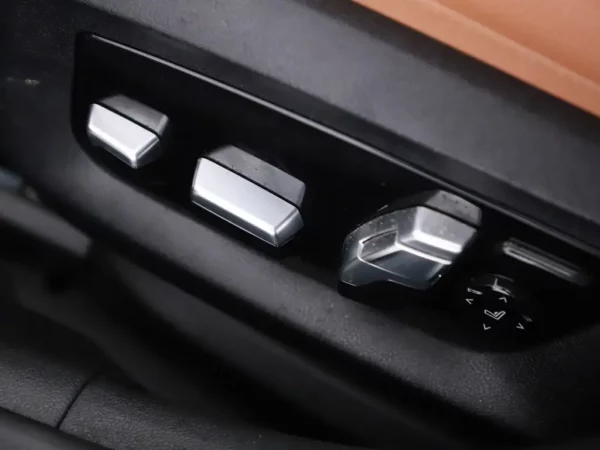 Photo 9 of 35 of WBAJA11000BH44952 BMW 5 Serie 520i Aut. High Executive 4-drs Sedan