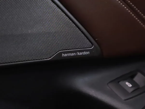 Photo 9 of 43 of WBAJB91010G463402 BMW 5 Serie M550i xDrive High Executive 4-drs Sedan