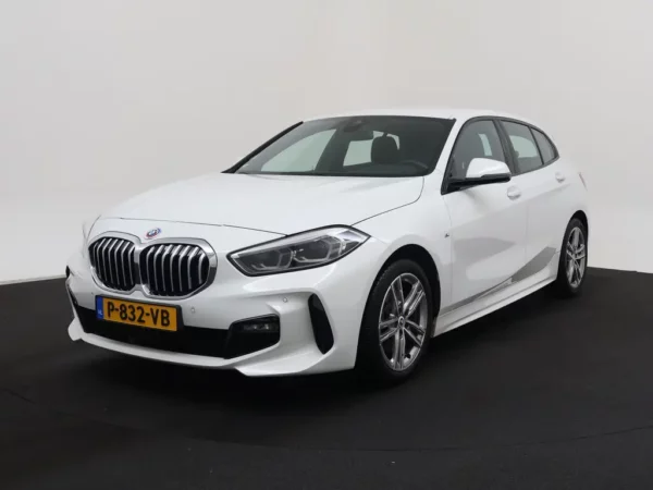 Photo 1 of 28 of WBA7K310207K99164 BMW 1-serie 118i Aut. Business Edition 5-drs Hatchb.