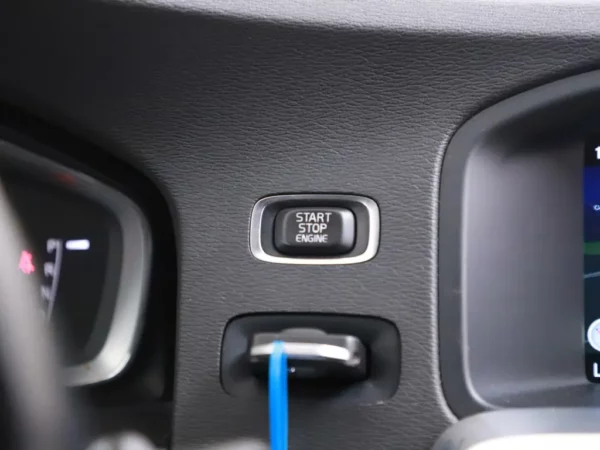 Photo 10 of 28 of YV1FW45HBF1260589 Volvo V60 1.6 T3 R-Design Cruise Ecc