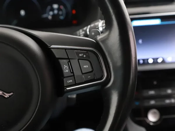 Photo 10 of 29 of SADCA2BN9HA071223 Jaguar F-Pace 2.0 Aut. Portfolio AWD 20d