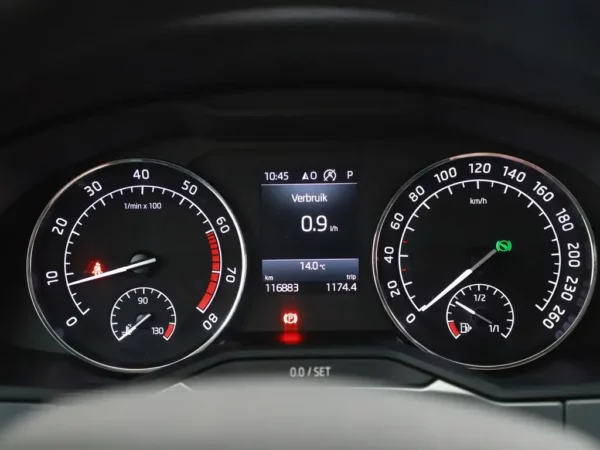 Photo 10 of 32 of TMBJB9NP1J7551832 Skoda Superb Combi 1.4 DSG TSI ACT Ambition Business 5-drs Combi