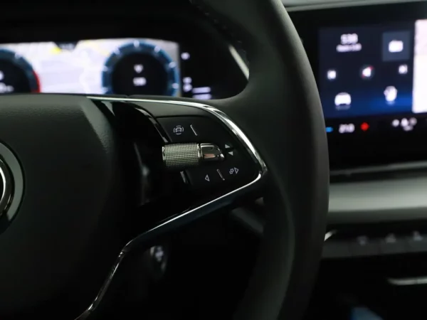 Photo 10 of 33 of TMBJP8NX0RY146191 Skoda Octavia Combi 1.0 TSI Business Edition