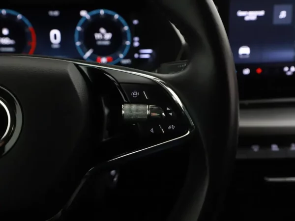 Photo 10 of 34 of TMBAP7NX0MY011246 Skoda Octavia 1.0 TSI Business Edition 5-drs Hatchb.