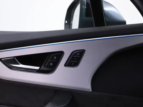 Photo 10 of 34 of WAUZZZ4M3LD007324 Audi Q7 55 TFSI quattro Pro Line S 7p