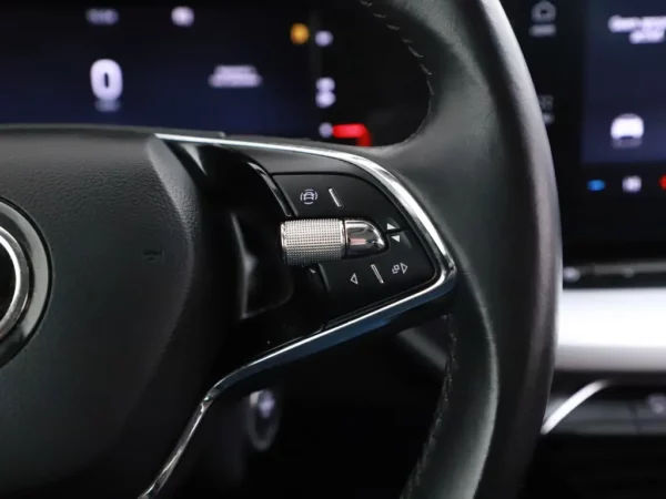 Photo 10 of 35 of TMBJP7NX8MY130954 Skoda Octavia Combi 1.0 TSI Business Edition Led