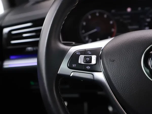 Photo 10 of 41 of WVGZZZCRZKD048400 Volkswagen Touareg 3.0 TSI R-Line Pano