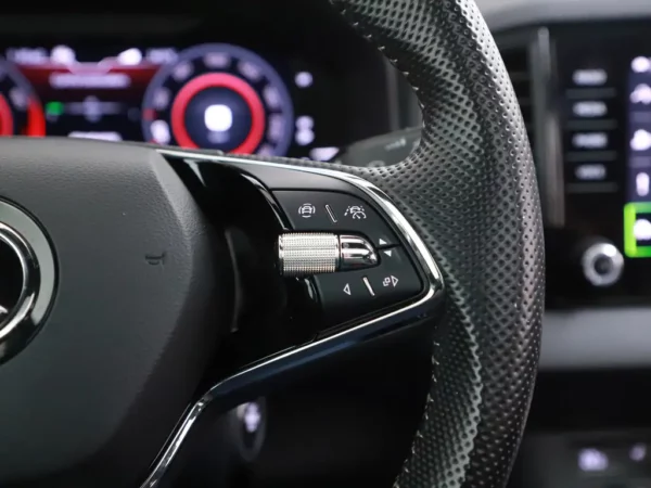 Photo 11 of 35 of TMBJR7NU3M2011227 Skoda Karoq 1.5 TSI ACT Sportline Business PANO