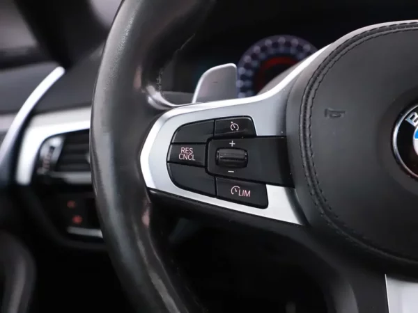 Photo 11 of 36 of WBAJK51080BX22697 BMW 5 Serie 520i Aut. High Executive M-Pack LED