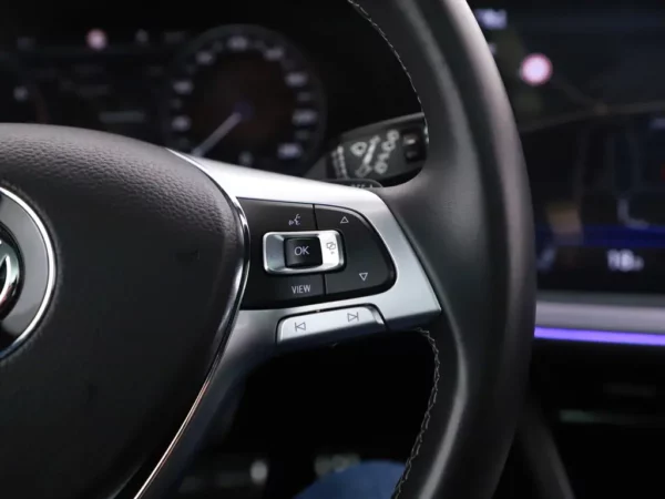 Photo 11 of 41 of WVGZZZCRZKD048400 Volkswagen Touareg 3.0 TSI R-Line Pano