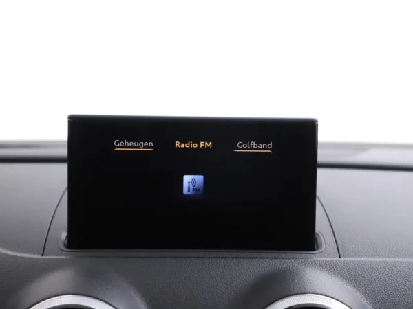 Photo 12 of 26 of WAUZZZ8V5F1133404 Audi A3 Cabriolet 1.4 TFSI CoD Ambition Pro Line Plus Softtop Stoelverw.