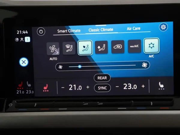 Photo 12 of 33 of WVWZZZCD2PW528663 Volkswagen GOLF Variant 1.0 eTSI Life Business