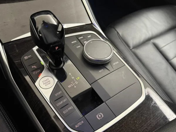 Photo 13 of 23 of WBA5F71090A415661 BMW 3-serie 320i High Executive (4-drs Sedan)