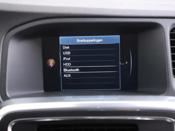 Photo 13 of 28 of YV1FW45HBF1260589 Volvo V60 1.6 T3 R-Design Cruise Ecc