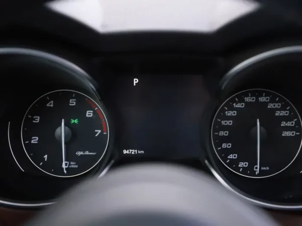 Photo 13 of 41 of ZARFAHBN5J7C00212 Alfa Romeo Stelvio 2.0 T AWD Special Edition 5-drs SUV