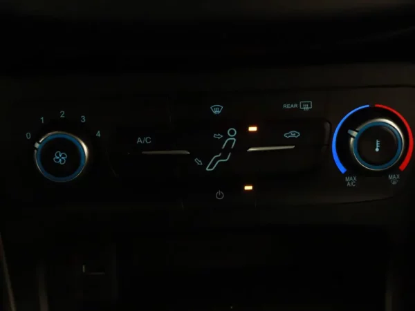 Photo 14 of 25 of WF05XXGCC5JT14065 Ford Focus 1.0 Lease Edition Navi